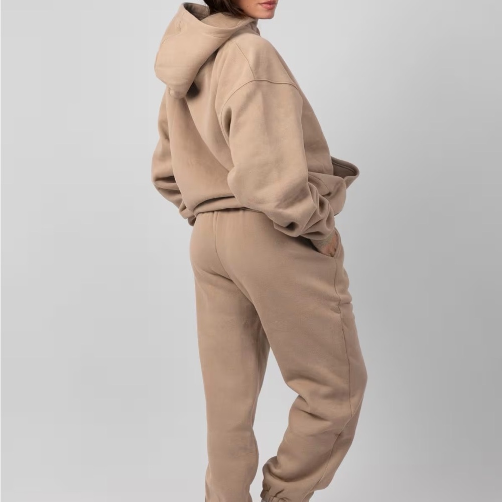 Comfrt Minimalist Sweatsuit Set - Picture 10 of 11